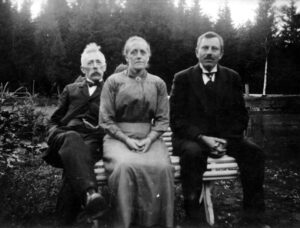 Hans Thor Hagtvedt (0010), Inga Karoline Seierstad (0595) og lærer og forfatter Lars Rustbøle (6759). Rustbøle var lærer i Hedrum fra 1918 til 1948.